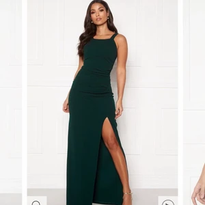 Långklänning/balklänning  - Säljer min fina balklänning! Använd 1 gång endast, jag är 1,71 och den är perfekt längd. Går bra att ha klackar oxå, då den fortfarande faller fint. Den är ganska figur anpassad. 