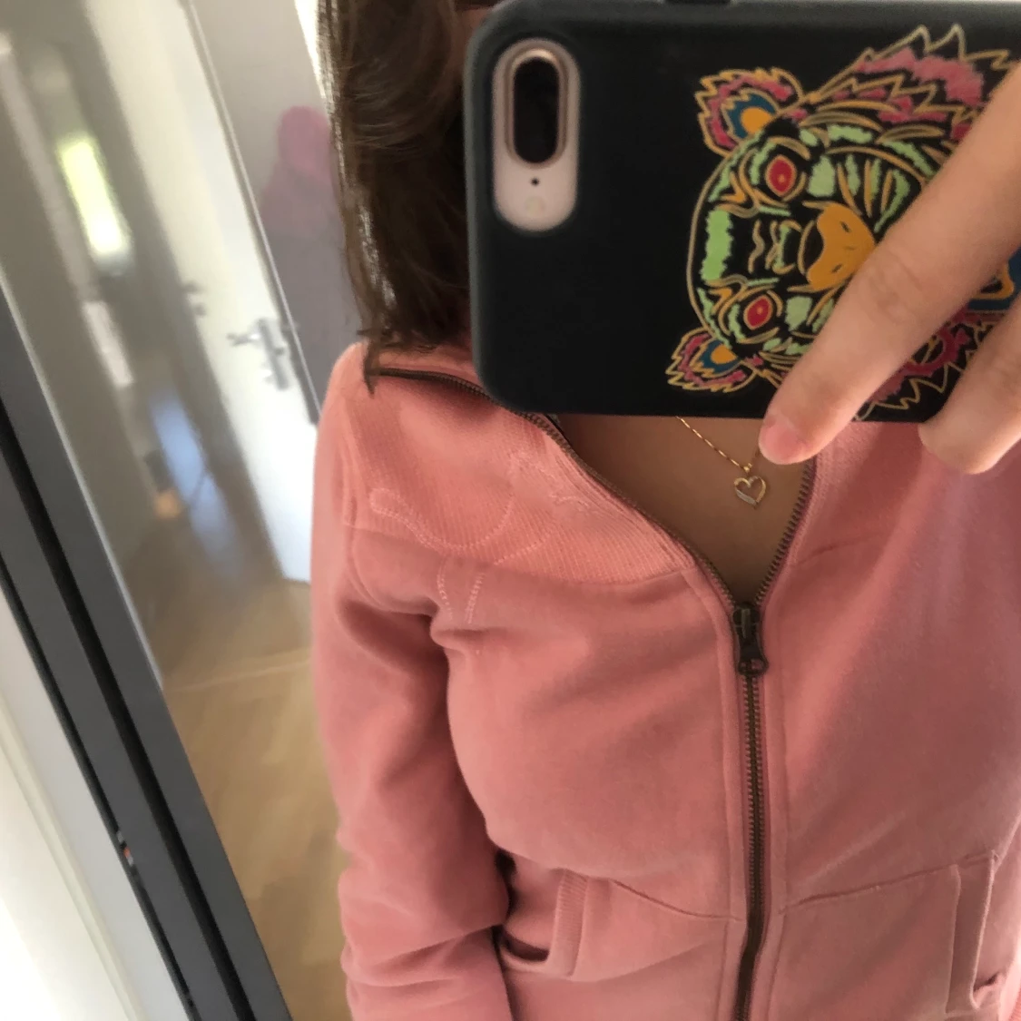 En puma kofta med en tryck på ryggen 