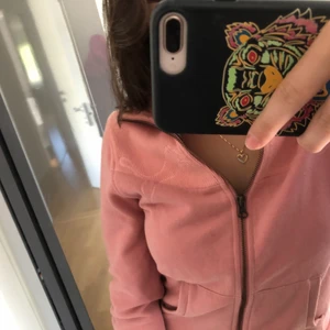 En puma kofta med en tryck på ryggen  - Jätte fin kofta i storlek S jag säljer den för 300 pris kan diskuteras 