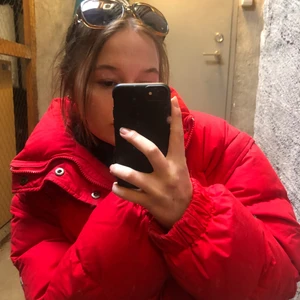  Puffer jacket  - Värkligen en så snygg röd dunjacka som är köpt i Berlin. Armarna är avtag bara så man kan även ha den som en väst