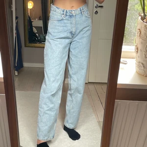 Straight leg jeans - Jeans i väldigt gott skick från weekday. I modellen rail och i en ljusblå nyans. I storlek w26 och l32. Jeansen är jättesnygga och jättesköna. Hör av er vid frågor.