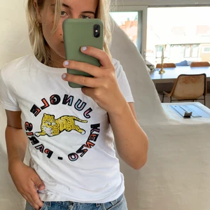 Kenzo T-shirt  - T-shirt från Kenzo X H&M. Jättefint skick. 