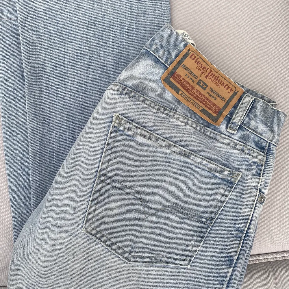 Superfina ljusblåa lowwaist jeans från Diesel! Fint skick, frakt tillkommer🤍. Jeans & Byxor.