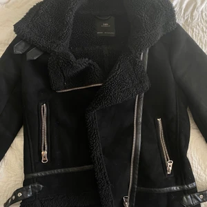 Jacka - Säljer min jacka från Zara, supermysig och i fint skick! Inte riktigt min stil längre. Kan mötas upp i Göteborg eller leverera om köparen betalar frakt✨🌸🤗 (oversized i storleken) skulle passa en S också.
