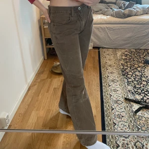 Bruna jeans - Raka bruna super-trendiga jeans köpta second hand🥰🥰 low/mid waist, kan mötas i Stockholm annars tillkommer frakt🧚‍♀️