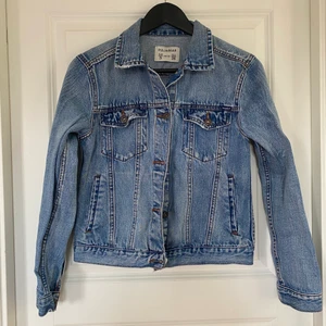 Jeansjacka  - En jeansjacka i mycket bra skick knappt använd. Frakt tillkommer! 