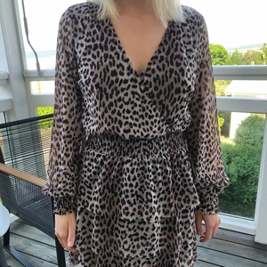 Leopard klänning  - Säljer nu min leopard klänning från gina , köparen står för frakten 