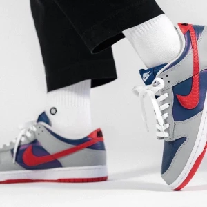 Nike Dunk Low Retro 2020 "samba” - Ett par jätte fina eftertraktade DUNKS SAMBA som endast är sparsamt använda vid 2-3 tillfällen. Creasing skydd tillkommer i priset! 