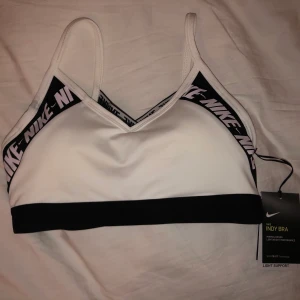 Nike sport BH medium - Helt ny sport bh. Säljer pga missat returdatumet. Köpt för 419kr men säljer för 265kr. Hämtas i malmö annars står köparen för frakt😊
