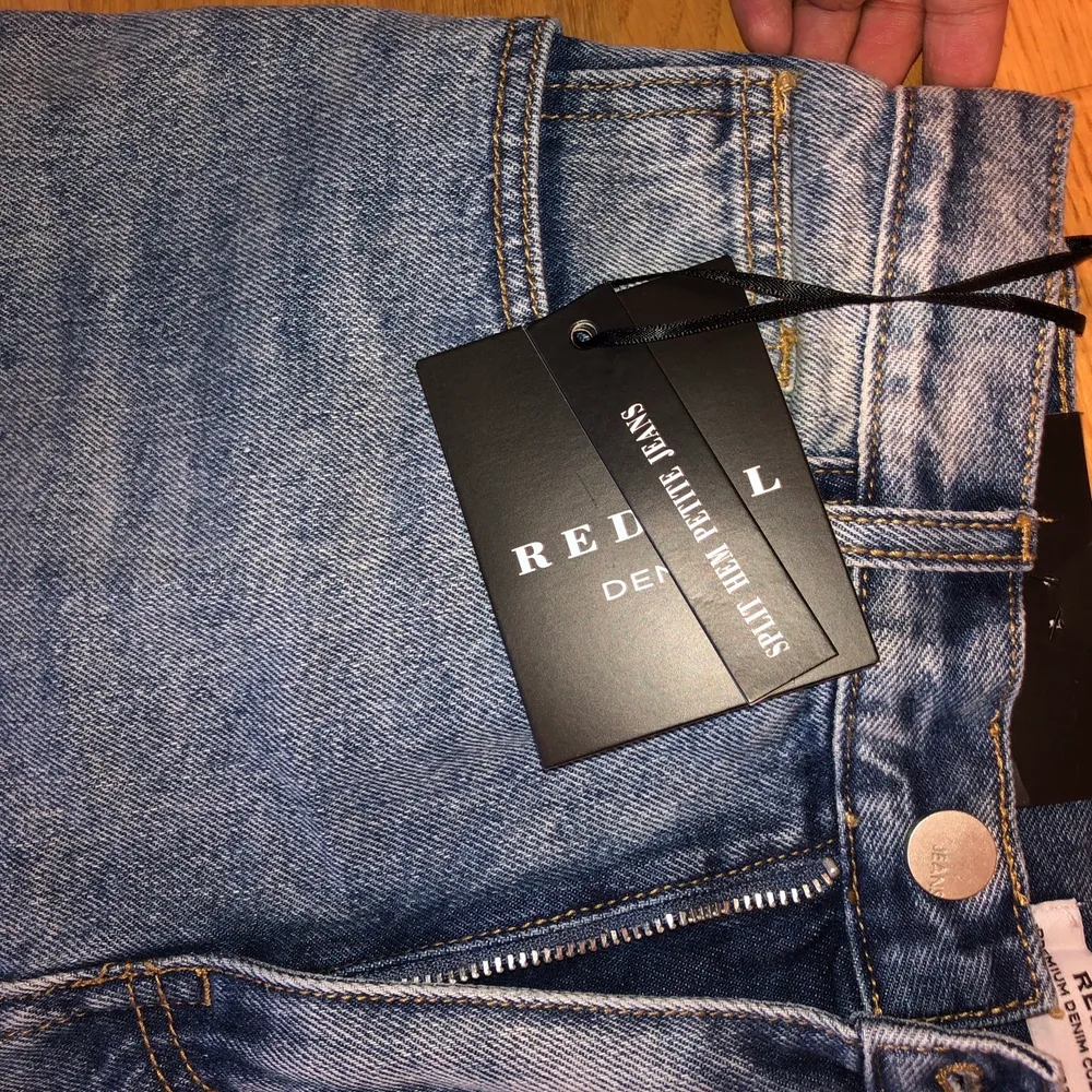 Jättefina jeans i bra skick (oanvända) då de är för små för mig (strl M/38 men dessa passar S då de är i petite modell). Jeans & Byxor.