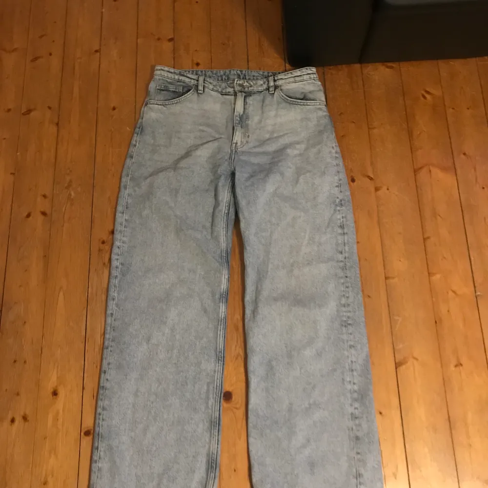 Trendiga straight jeans från monki, använda två gånger. Storlek cn 175 85a, typ M. Sitter så snyggt! Priset går att diskutera 💗. Jeans & Byxor.