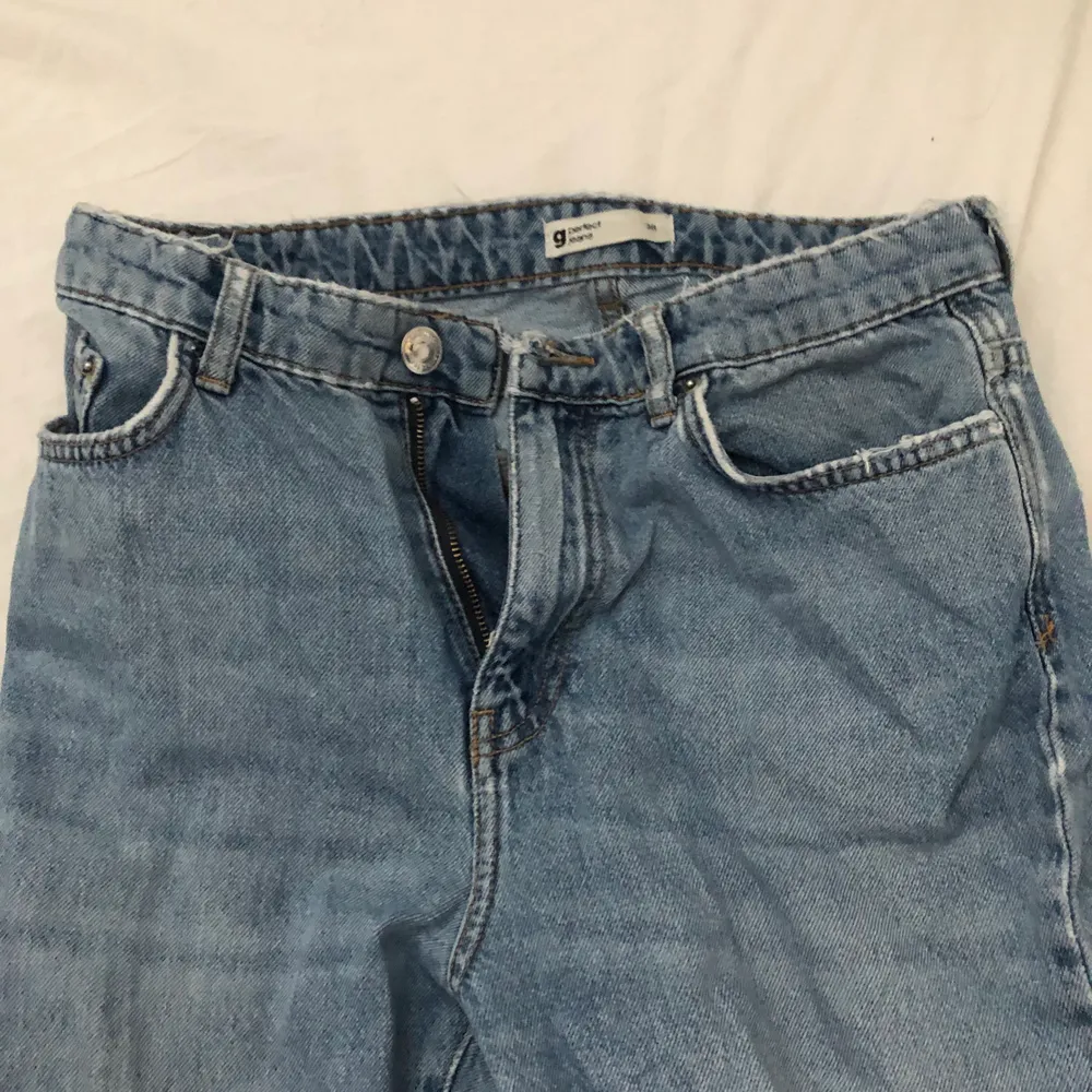 Snygga, ljusa mom jeans från Ginatricot, börjar tyvärr bli för små.😣 Storlek 38 men jag anser att den är liten i storlek, köpt för 500 kr. Jeans & Byxor.