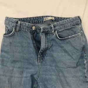 Snygga, ljusa mom jeans från Ginatricot, börjar tyvärr bli för små.😣 Storlek 38 men jag anser att den är liten i storlek, köpt för 500 kr