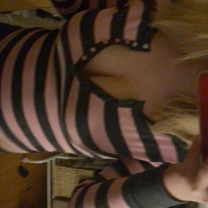 skit söt tröja - stretchig ,den e i barnstorlek men passar mejs om har s-m en liten m skulle den passa ,beroende på hur man vill att den ska sitta