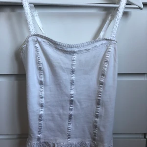 Korsett linne - Korsett linne köpt på secondhand, från gina tricot. Fint skick då det inte blev använt så mycket. Storlek S men passar XS, skulle också kunna passa M pga snörning. Skriv gärna om du har frågor 💞