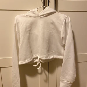 Croopad hoodie - Croopad basic vit hoodie, superfin men aldrig använd. I storlek S. Frakten står jag för🌸