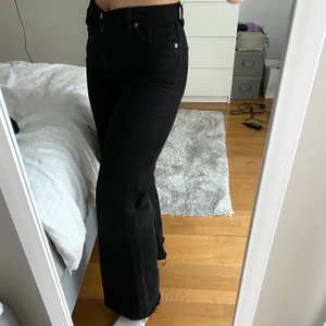 Svarta jeans - Svarta jeans från Monki med vida ben. Har klippt av de själv då de va för långa för mig när jag köpte dom, jag är 165cm. Hög midja och väldigt fin passform:)