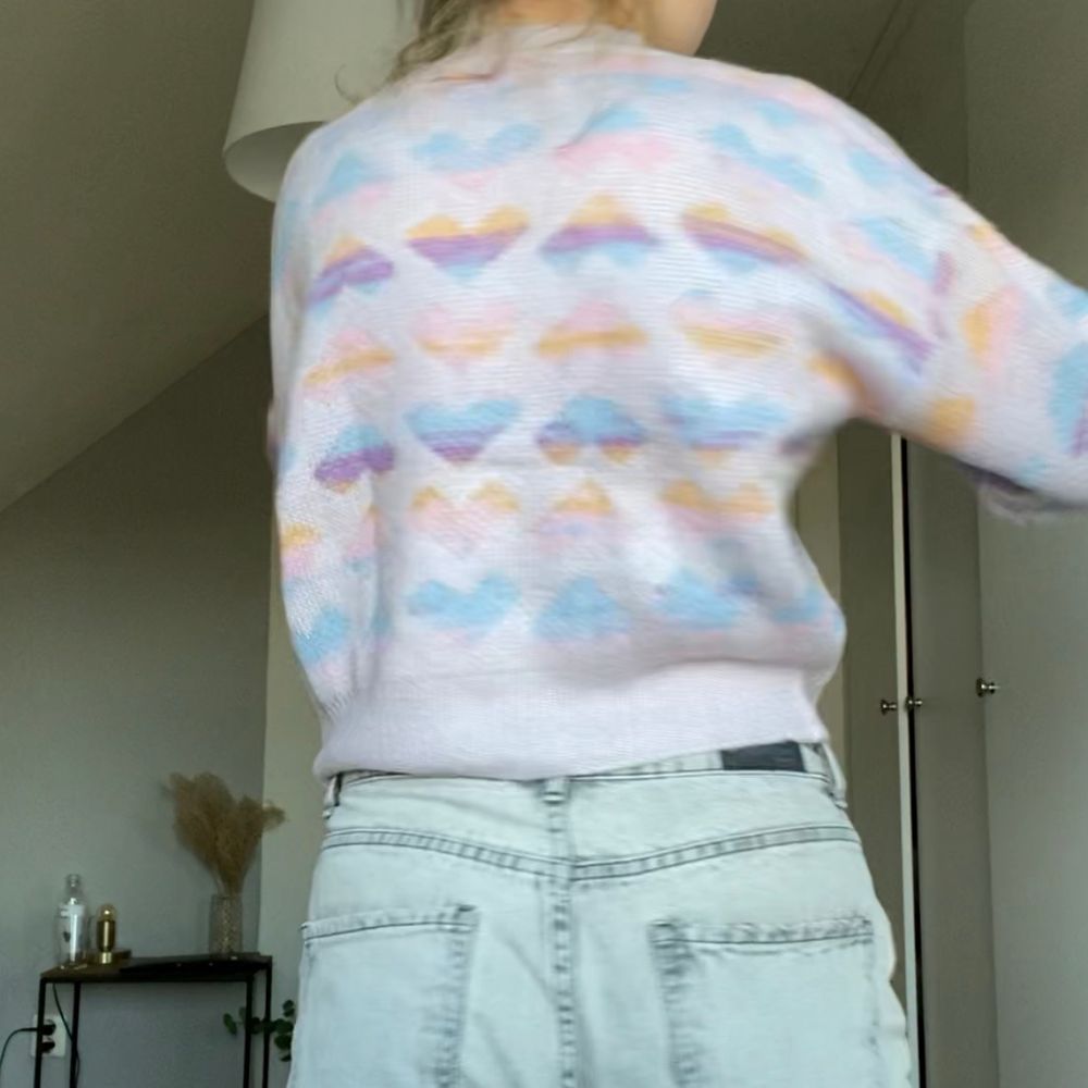 SOOO CUTE tunnare stickad tröja med hjärtan 🥺 Uppskattad i storlek S, men har en kortare passform. Slutar ungefär strax ovanför byxkanten 🧡 Bara hängt i garderoben och måste hitta ett nytt hem till denna då det troligtvis blir flytt efter studenten :-/ Fraktkostnad: 69kr spårbar och samfraktar givetvis 👼🏼. Tröjor & Koftor.