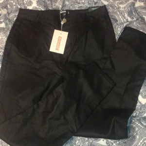 Skinnbyxor - Ett par sprillans nya skinnbyxor. Lapp finns kvar. Nypris 299. Köpta på Nelly 