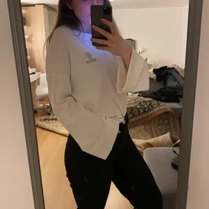 Långärmad tröja från Bikbok - En fin vit tröja med vida ärmar från bikbok i storlek M. Kommer tyvärr inte till användning men jätte fin!! På tröjan står det peace och den är inte ”see through”. Frakt tillkommer på 66kr✨