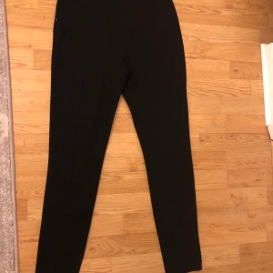 Byxor med slits - Helt nya byxor, med slits där fram. Storlek S