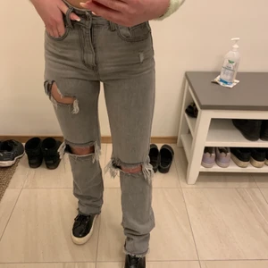 Grå raka jeans !  - Gråa raka jeans med hål. Super snygga men kommer tyvärr inte till användning längre! Är storlek 32 men passar 34. Jag har normal 34☺️. Förra köparen drog sig ur så nu säljer jag dom på nytt!
