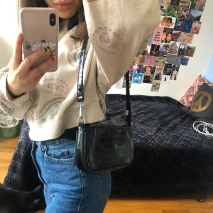 H&m  - Snygg väska som säljs! Väskan är svart med coolt mönster på i svart. Väskan är som i ny skick och har aldrig används, kontakta mig vid intresse eller köp❤️