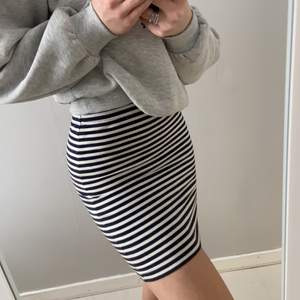 Supefin kjol som dessutom är extremt stretchig och skön! Storlek XS men skulle även säga att den passar S och M i och med att den är så pass stretchig!💞