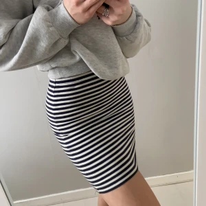 Kjol - Supefin kjol som dessutom är extremt stretchig och skön! Storlek XS men skulle även säga att den passar S och M i och med att den är så pass stretchig!💞