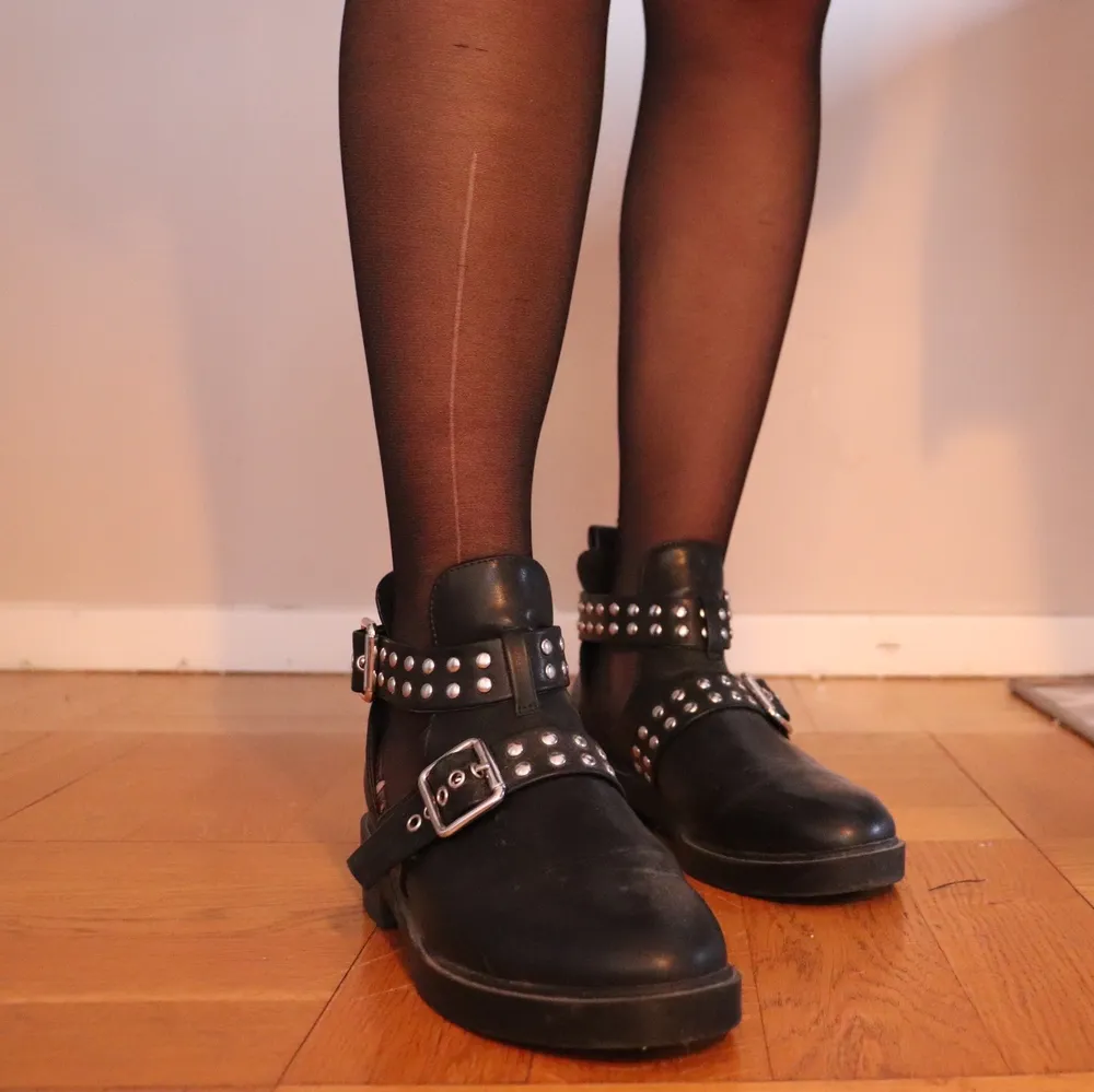 Fina ”festival” skor från hm som jag bara använt 1 gång, är tyvärr inte riktigt min stil men tycker de är dösnygga!! . Skor.