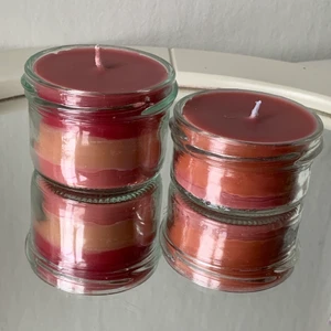 Ljus - Jag gör ljus av gamla ljusstumpar som skulle ha slängts och av secondhand köpta behållare. Det större ljuset är ljus är 4,5cm högt och 6cmd och det mindre är 3,5cm högt och 6cmd.  ☺️ Stora: 20kr, Lilla: 15, Båda: 30kr. OBS KÖPARE STÅR FÖR FRAKT!