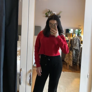 Röd croppad hoodie från hm XS - Röd croppad hoodie från HM. 