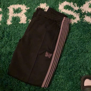 Needles trackpants - Säljer dessa needles trackpants, rare CW (lila & svart) i storlek M, dessa är nyskick 10/10 imo. Säljer för 2299kr och då bjuder jag på frakt, pris kan diskuteras vid snabb affär. Först till kvarn!