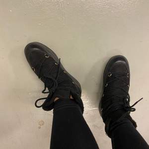 Vinter skor. Lite dammiga på bilden då de stått i källaren men bra skick ☺️ storlek 38 