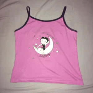 Betty boop linne Storlek M - Bettyboop linne i storlek m i fint skick. Möts upp i centrala stockholm eller fraktar för 42kr 