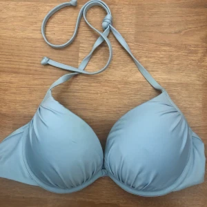 Bikinitopp  - Ljusblå bikinitopp. Passar för 75B. Obs, push up. Skriv vid intresse. Fraktkostnad tillkommer, kan dock mötas upp i Stockholm för att slippa fraktkostnad :)