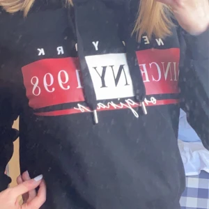 Svart hoodie med tryck! - Svart hoodie med tryck! Klöpt för längesedan men knappt andvänd. Jätte skön🤩 Hoodien slutar precis där byxorna börjar. 