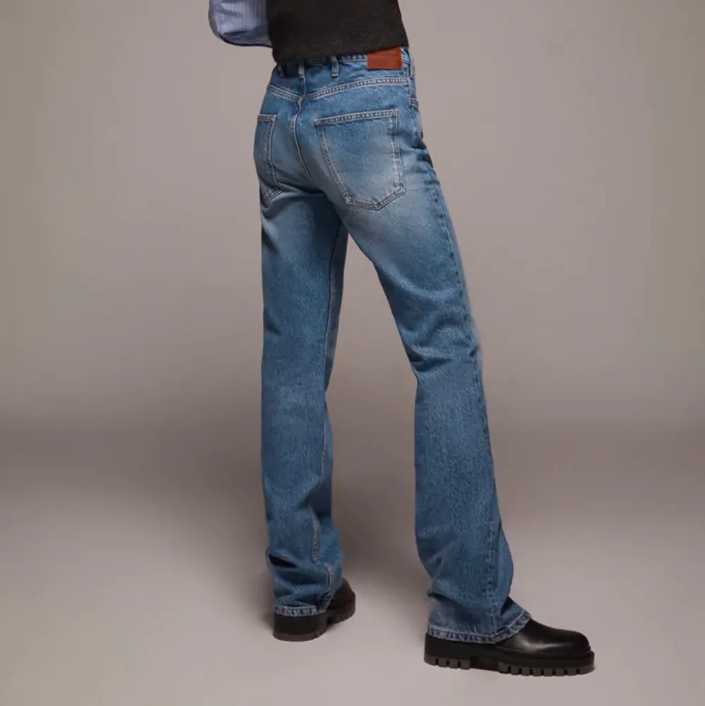 Slutsålda och snygga jeans från zara i modellen the vintage flare! Helt oanvända, kommer med lappen på!❤️. Jeans & Byxor.