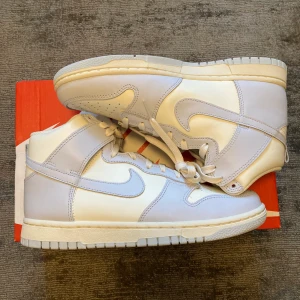 Nike Dunk High Football Grey (Womens) - Hej. Jag säljer ett helt nytt par Nike Dunk High Football Grey i storlek 40 för 2200kr.               Fraktar samma eller nästa dag efter betalning.      Skriv gärna om ni har frågor eller vill ha fler bilder!