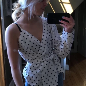 Fin blus!! - Snygg blus från NAKD som passar till middagar eller likande!  Storlek 40 men passar mig som har 34/36. Aldrig använd, helt i nyskick. Nypris: 449 