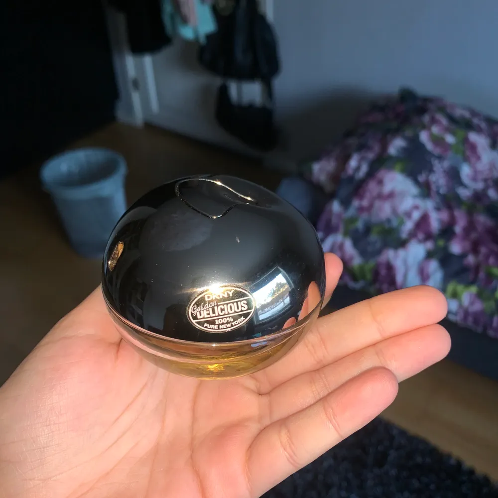 DKNY golden delicious parfym. 60 kr 50 ML, lite har använts. Säljer för att jag har för många parfymer 🌺 #parfym #DKNY #dknyparfym #lukt #doft. Accessoarer.