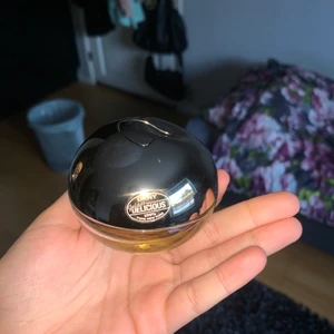 DKNY parfym  - DKNY golden delicious parfym. 60 kr 50 ML, lite har använts. Säljer för att jag har för många parfymer 🌺 #parfym #DKNY #dknyparfym #lukt #doft