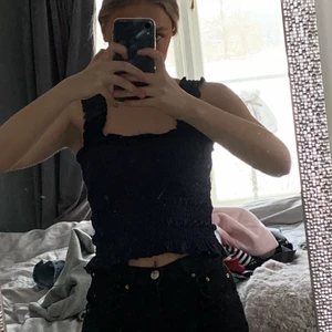 Marinblå topp - En fin marinblå topp från new look i strl 34. Mycket stretchigt och skönt material. Köparen står för frakt. Skriv privat om du är intresserad eller för mer info.😋😋