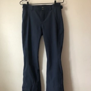 Skidbyxor  - Skidbyxa från O’Neill i storlek S. Nästan helt oanvända. Fär är Mörkblå, säljer också matchande jacka till ( se profil ). Nypris 1800, mitt pris 600kr