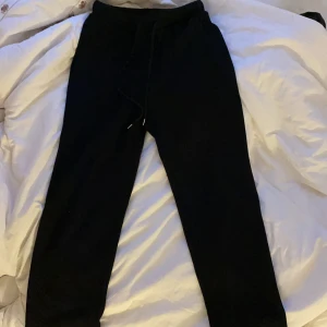 Schein , storlek 38 - Hej, säljer ett par skit snygga svarta byxor (inte använda en enda gång fick hem dem för en dag sen och har bara testat dem på) sitter jätte skönt och är i storlek 38 somsagt. Trodde det var mjukisar när jag beställde men funkar och ha i vardagen också då materialet inte riktigt är så mjukis som i mjukis material!! Hör av er!!!<3 köpte dem för 150/200kr minns ej exakt!