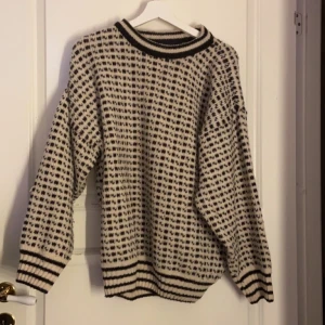 Vintage stickad  - Hittade i min fars garderob är nog från 70 talet typ skulle jag gissa väldigt stor och gosig och varm. BUDA I KOMMENTARERNA 👩‍❤️‍💋‍👩👩‍❤️‍💋‍👩