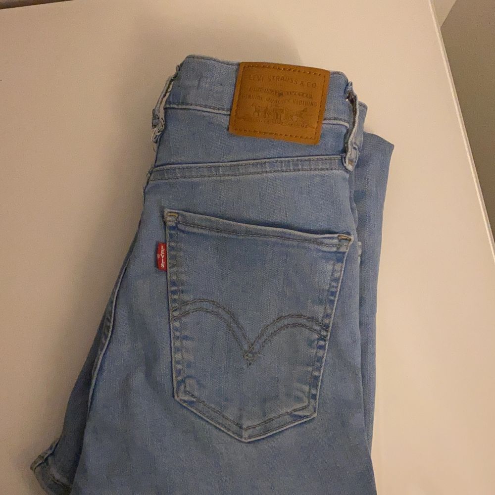 Fina Levis jeans i bra skick förutom att de är lite trasiga där bak (se bild tre) men inget man tänker på när de väl används. Jag har försökt sy ihop det och det blev inte så snyggt men kan lätt fixas, jag har bara inte orkat. Storlek 24 men är väldigt stretchiga så passar även mindre eller större. Jag har vanligtvis 25 och dessa passar mig perfekt!. Jeans & Byxor.