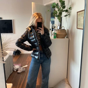 Moncler Maya - Säljer nu min Moncler Maya i färgen svart. Världens bästa och skönaste jacka som passar till precis allt. Jacka är äkta och köpt av mig själv från Monclers butik. Kartong, kvitto och äkthetsbevis finns med och den är köpt förra året. Jackan är köpt från moncler kids och är i storlek 12 vilket motsvarar XS/XXS. Passar mig super bra som är 157. Jackan är använd några gånger under en vinter och är i nyskick! 