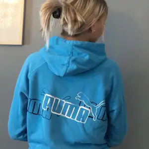 Hoodie från puma säljer pga att den börjar bli för lite tyvärr, vet inte storleken med sitter ungefär som xs