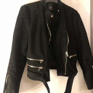 Svart mocka jacka från zara - En svart kort mocka liknande jacka från zara, med silverdetaljer. Använd ett fåtals gånger dock helt felfri. Storlek S. Passar jätte fint som höst/vår jacka.